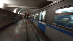 История. Поезд Русич на станции Проспект Мира.