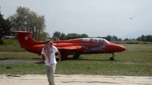 Запуск двигателя реактивного спортивного самолета