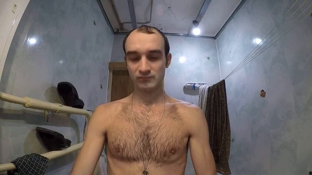 Alex Men бреется перед бассейном . смотреть онлайн