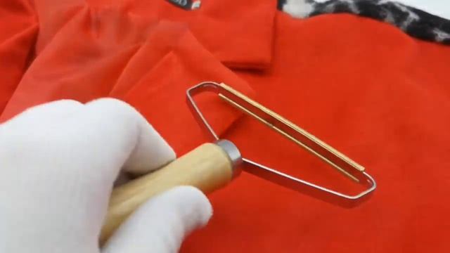 Скребок для удаления катышков, волос и шерсти животных, с ковров, мягкой мебели и одежды.