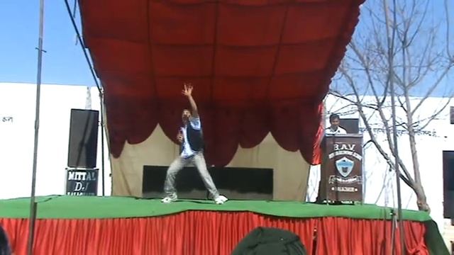 Sumeet break dance........M2U00595.mpg смотреть онлайн