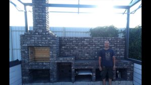 Обзор мангала с нисшей для холодильника столом и рукомойкой