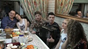На скамеечке вдвоём мы сидели вдвоём. На улице Болотова сидел ансамбль "Калина" и хорошие люди.