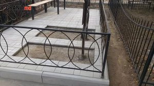 Установка двух памятников из гранита на кладбище в Бельцах Молдова