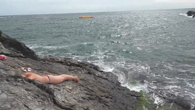 Волны черного моря в поселке "Утёс". Отдых в Крыму.