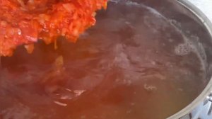 Die perfekte Kombination aus roten Linsen und zartem Huhn - eine köstliche und nahrhafte Suppe!