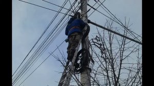 Для чего нужны эти мотки проводов на столбах
