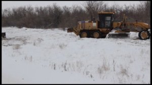 Соль-Илецкие полицейские и дорожные службы вызволили грузовой автомобиль из снежного плена