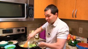 Жареный рис по китайски. Беру рис, яйцо и готовлю вкусный ужин за 15 минут. Рис с яйцом рецепт.