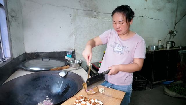 今天又吃毛豆，媳婦換一種做法，看起來就不一樣