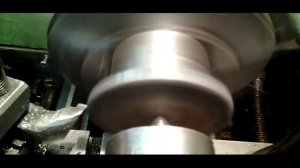 Обработка листового металла на токарном станке (Девушка за токарным станком)
