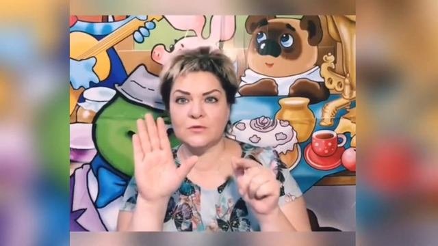 Обратите внимание! у новорожденного ребёнка сжаты кулачки?