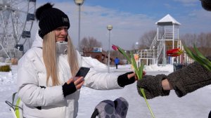 В Спутнике 8 марта традиционно вручали цветы на улицах