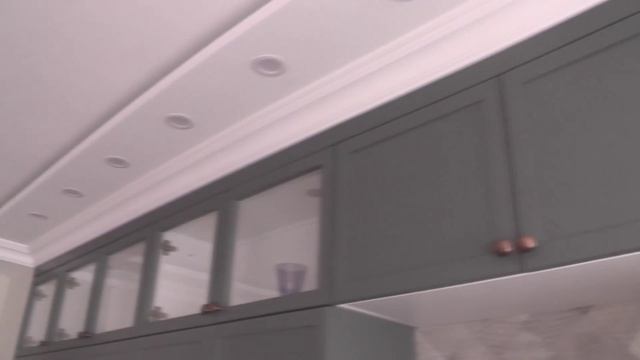 Кухня под потолок в скандинавском стиле, видео №1. Кухня МДФ покраска серого цвета. смотреть онлайн