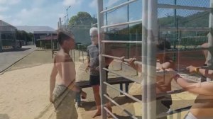 Дети учатся подтягиваться на перекладине