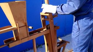 Пресс для брикетов из угольной пыли и шлама