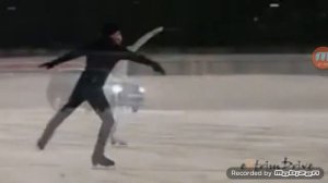 Авто танец танец машин и людей на льду