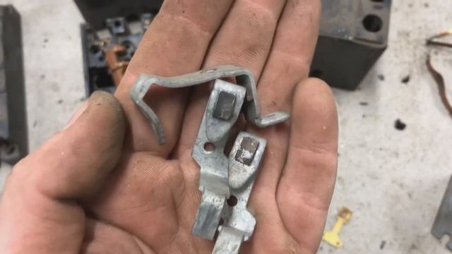 СЕРЕБРО в советском выключателе! | Цветной металл из автоматического выключателя. РАЗБОРКА смотреть онлайн