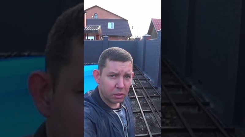 Как начинаем монтировать террасную доску под бассенй