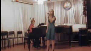 Хорошо поёт!Смотрите не пожалеете!