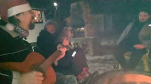 Новогодние посиделки в кругу друзей у костра.Москва 2020...