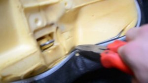 Снимаем скобы с сидений Mazda 3