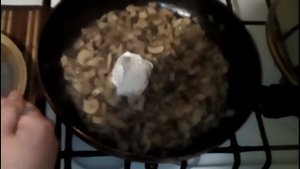 Тушеные грибы ( шампиньоны)в сметане, с сыром.