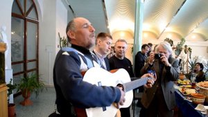 "В небе канареечка летает..."