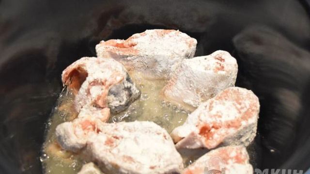 Горбуша под сметанно-луковой шубой с картофелем