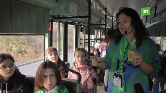 Опыты с реагентами под стук колес. В Челябинске провели урок химии в трамвае смотреть онлайн