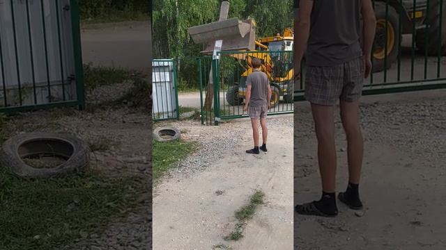 Машина-монстр???!!!! 2хметровые столбы щелкает как спички!!!! смотреть онлайн