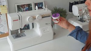 Шитье трикотажа в мастерской. Рабочее место швеи для рукоделия. Пошив одежды своими руками.