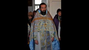 Почему у Батюшек  "халаты" разного цвета? Или что символизируют ОБЛАЧЕНИЯ СВЯЩЕННИКОВ.