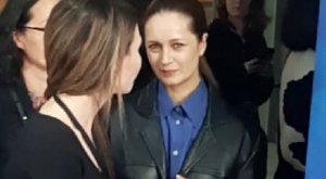 Виктория Исакова в кожанке приехала в кино