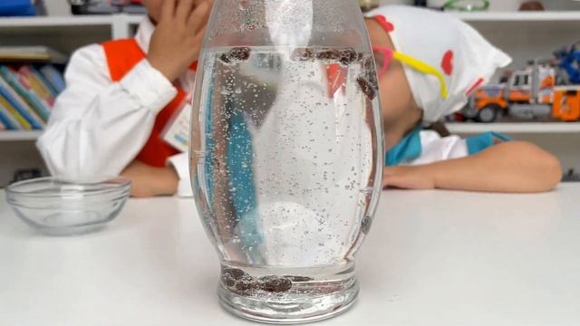 Эксперимент с изюмом для детей. Опыт для детей своими руками "Танцующий изюм". смотреть онлайн