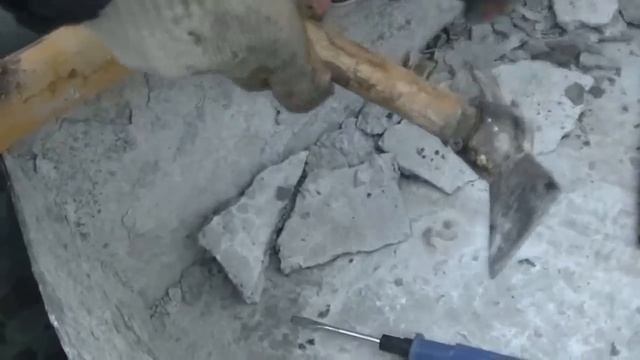 Колхозный ЭКСПРЕСС ремонт БЕТОНОМЕШАЛКИ КУВАЛДОЙ и БОЛГАРКОЙ в полевых условиях.