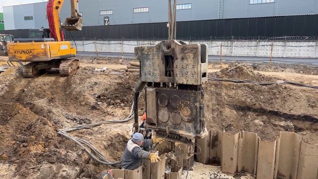 Работа низкочастотного вибропогружателя на автокран Галичанин 50 тонн стройплощадка ООО "АСС" Москв смотреть онлайн