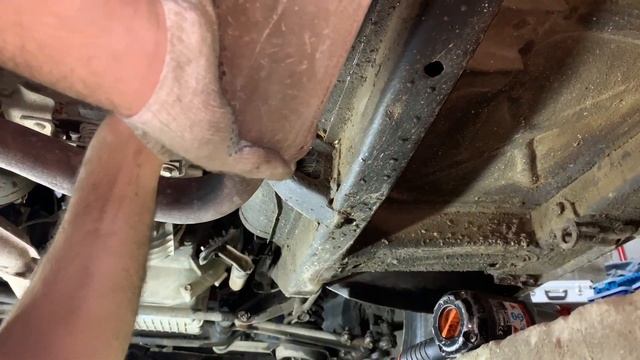 Газ-3110 Волга. Снятие Двигателя ЗМЗ-406 смотреть онлайн