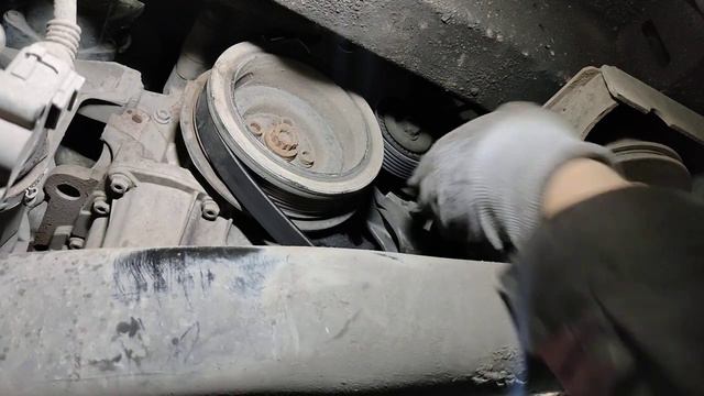 Отводим натяжной ролик приводного ремня смотреть онлайн