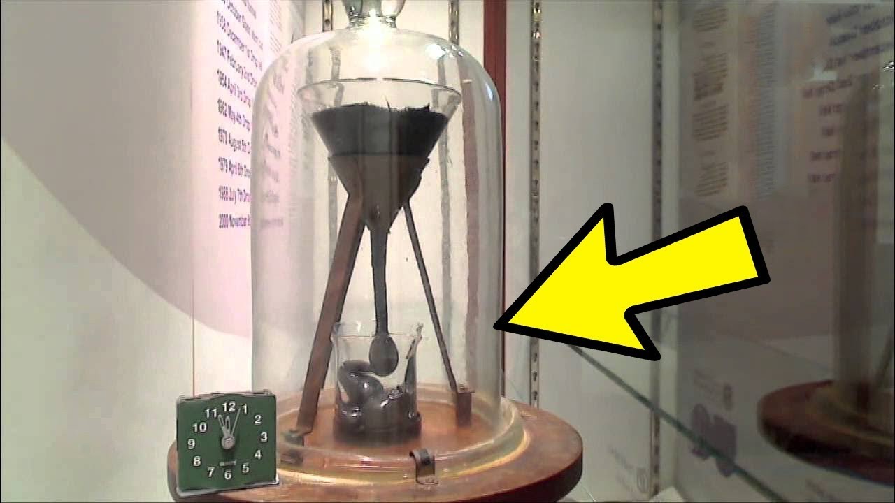 Опыт ничто. Опыт с капающим пеком. Pitch Drop Experiment картинки. Вечная капля эксперимент. Самый долгий эксперимент Падающая капля.