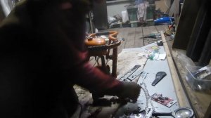 Точим старую звездочку бензопилы Дружба для установки новой шины и новой цепи.