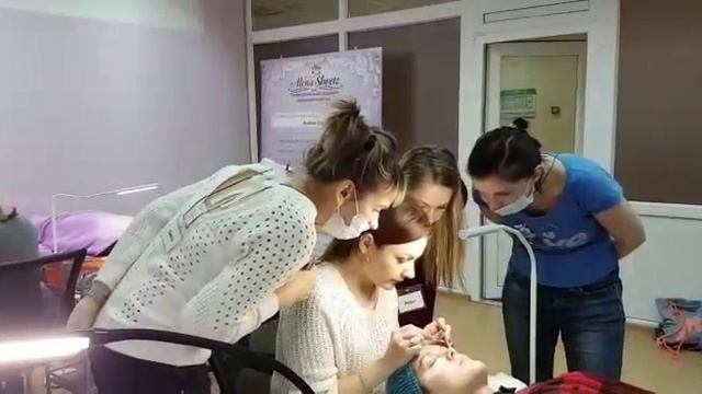 Наращивания ресниц Как правильно держать пинцеты  Обучение.