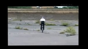 Вело трюки на видео. Лучшая подборка видео на велосипедах.Что они творят прыжки трюки все ))