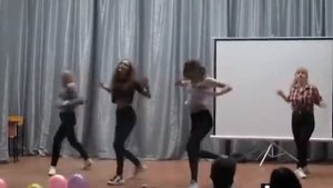Танец «Она горит на танцполе»...