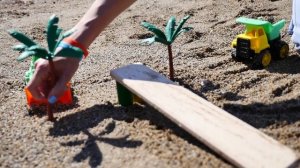 Играем на пляже с машинками. Строим детскую площадку.