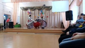 цыганский танец) мальчики зажигают))