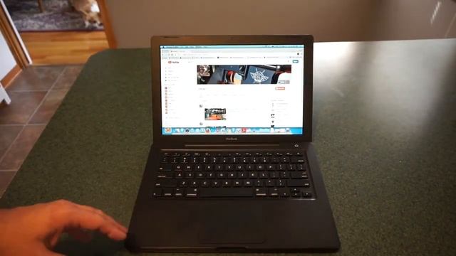 The 2008 Black MacBook laptop...is it still useful in 2018? смотреть онлайн