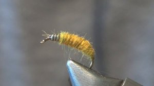 Как связать мушку на хариуса  личинка ручейника вязание мушек