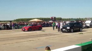 Jeep Grand Cherokee SRT8 vs Nissan GT-R