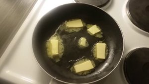 Плавка сливочного масла на сковороде